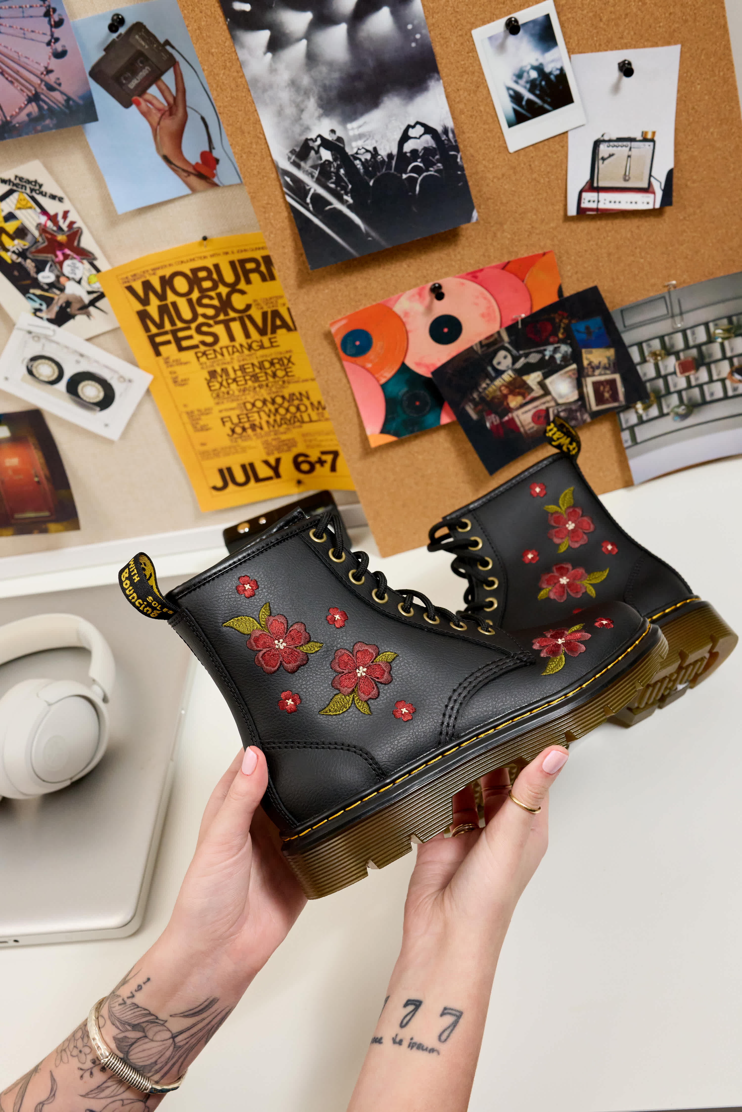 DR.MARTENS-WOMENS APRILE 8 EYE FLORAL EMBROIDERY LACE UP BOOT-BLACK & BURGUNDY