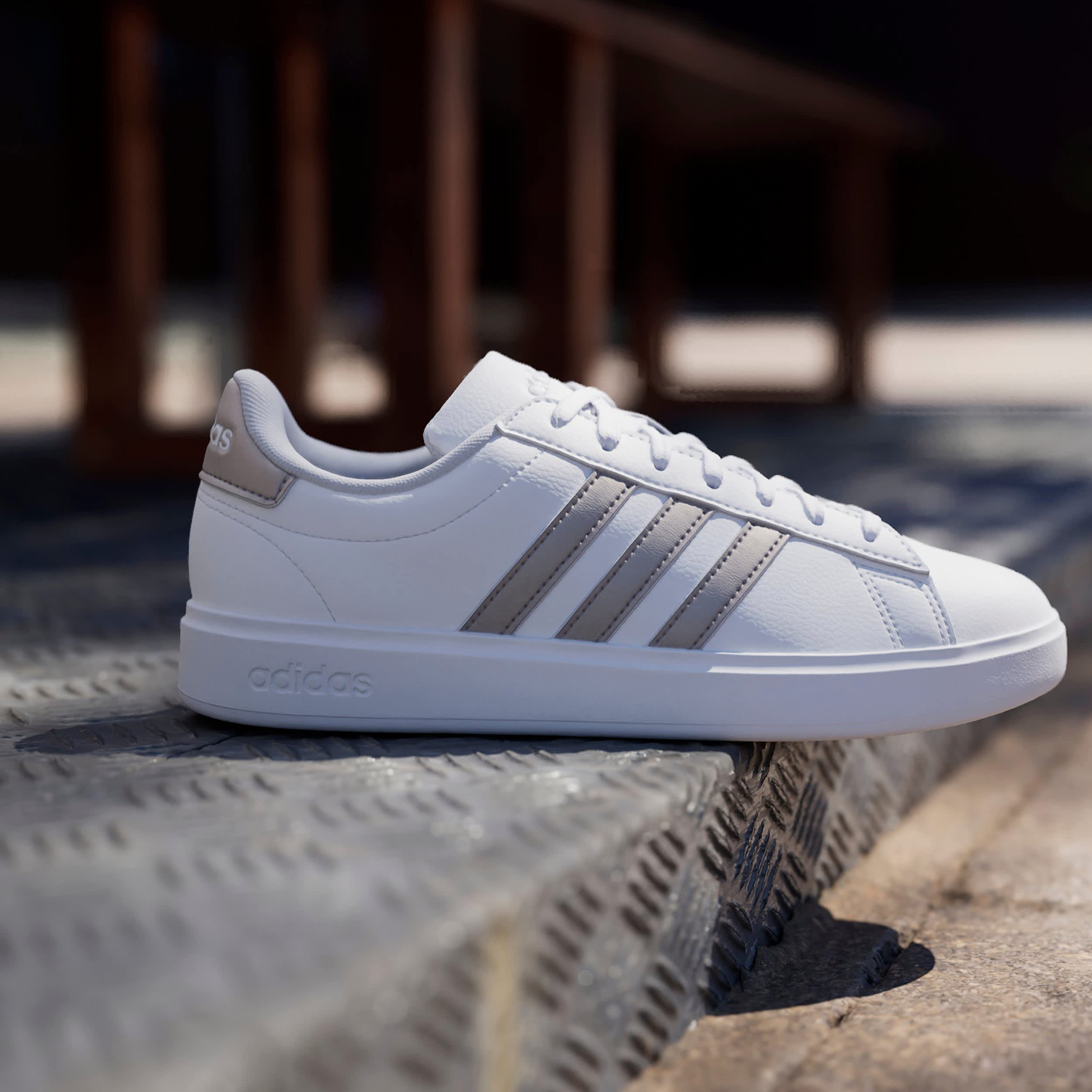 ADIDAS-WOMENS GRAND COURT 2.0 SNEAKER-WHITE & GREY
