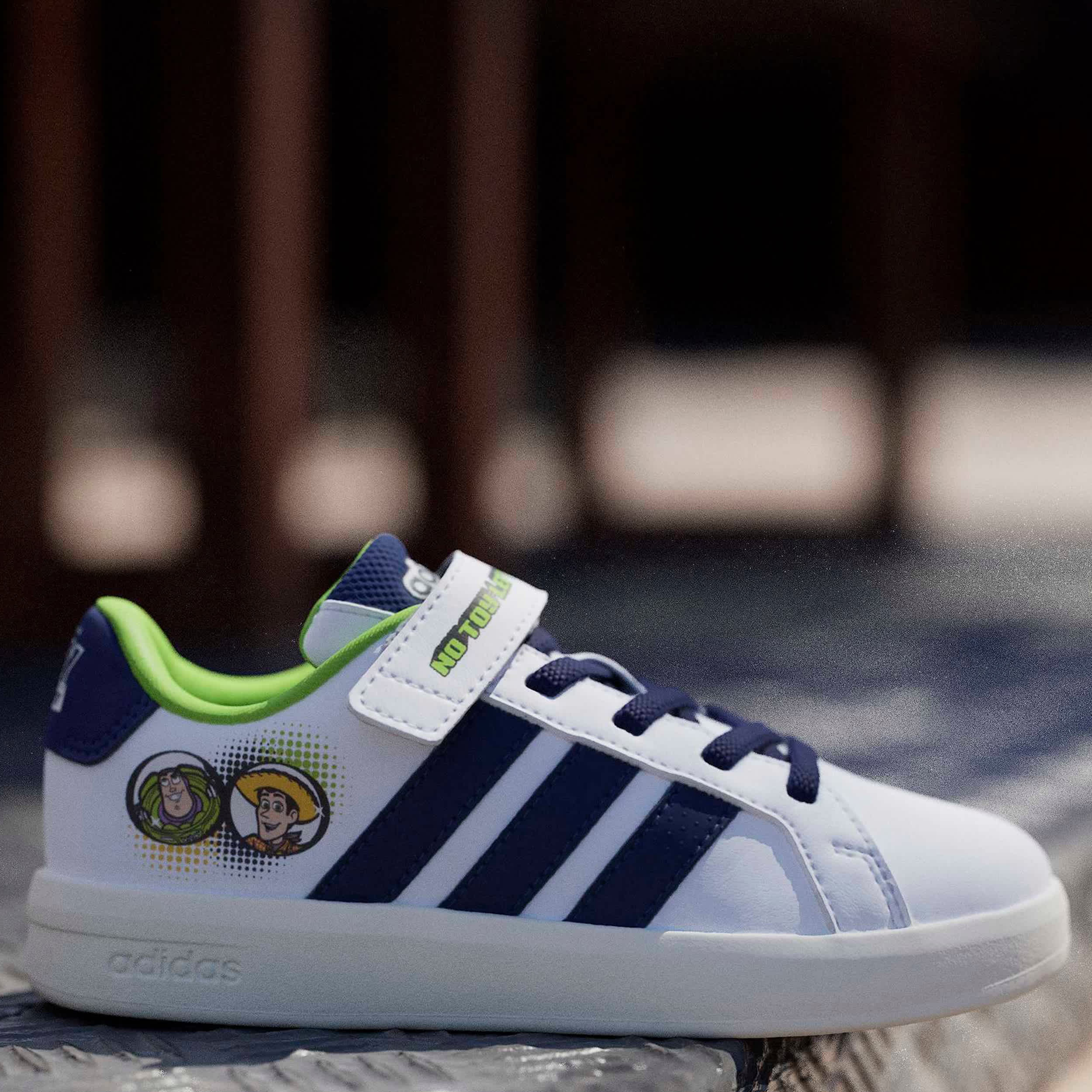 ADIDAS-BOYS LITTLE KID GRAND COURT SNEAKER-WHITE & DARK BLUE