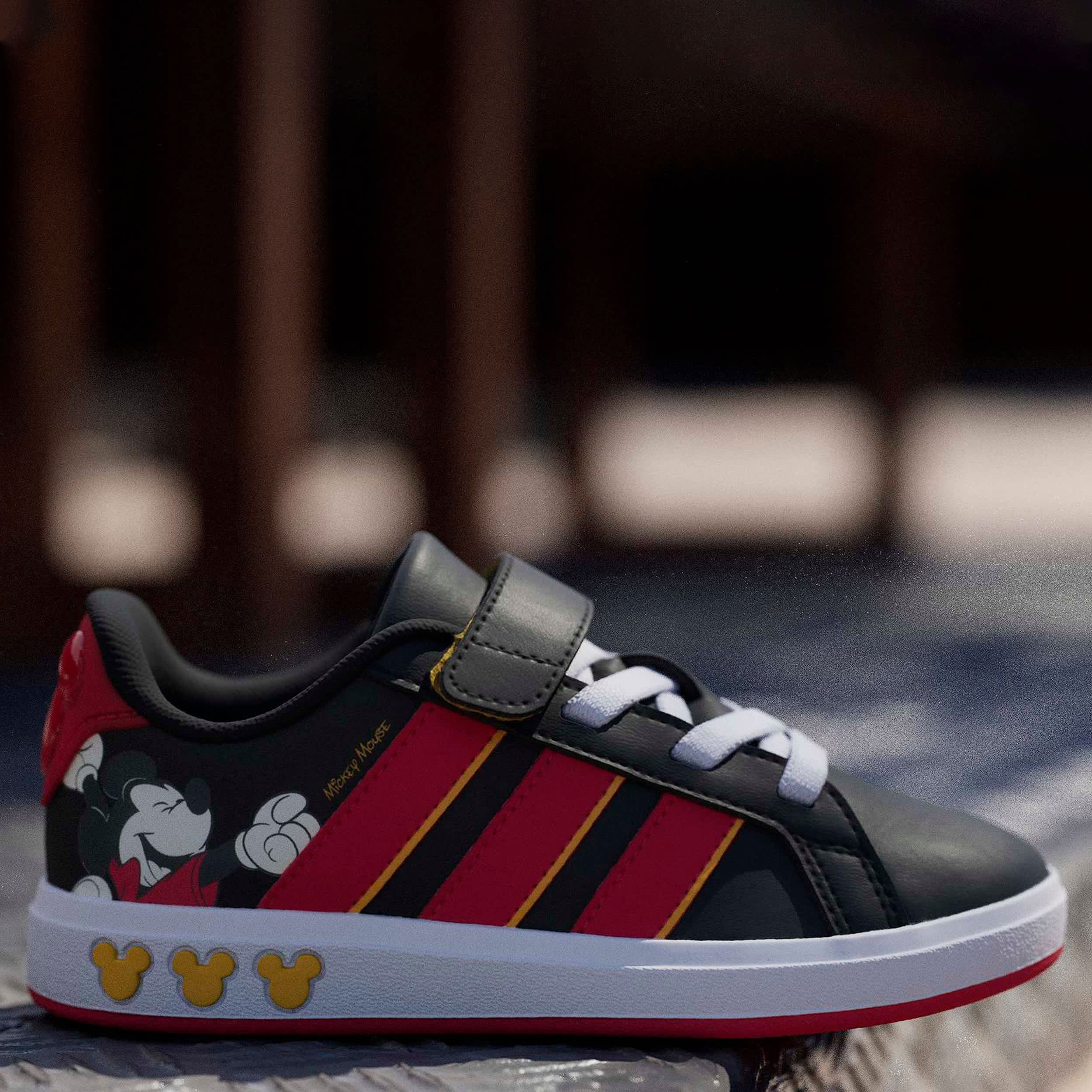 ADIDAS-BOYS LITTLE-BIG KID GRAND COURT SNEAKER-BLACK & RED