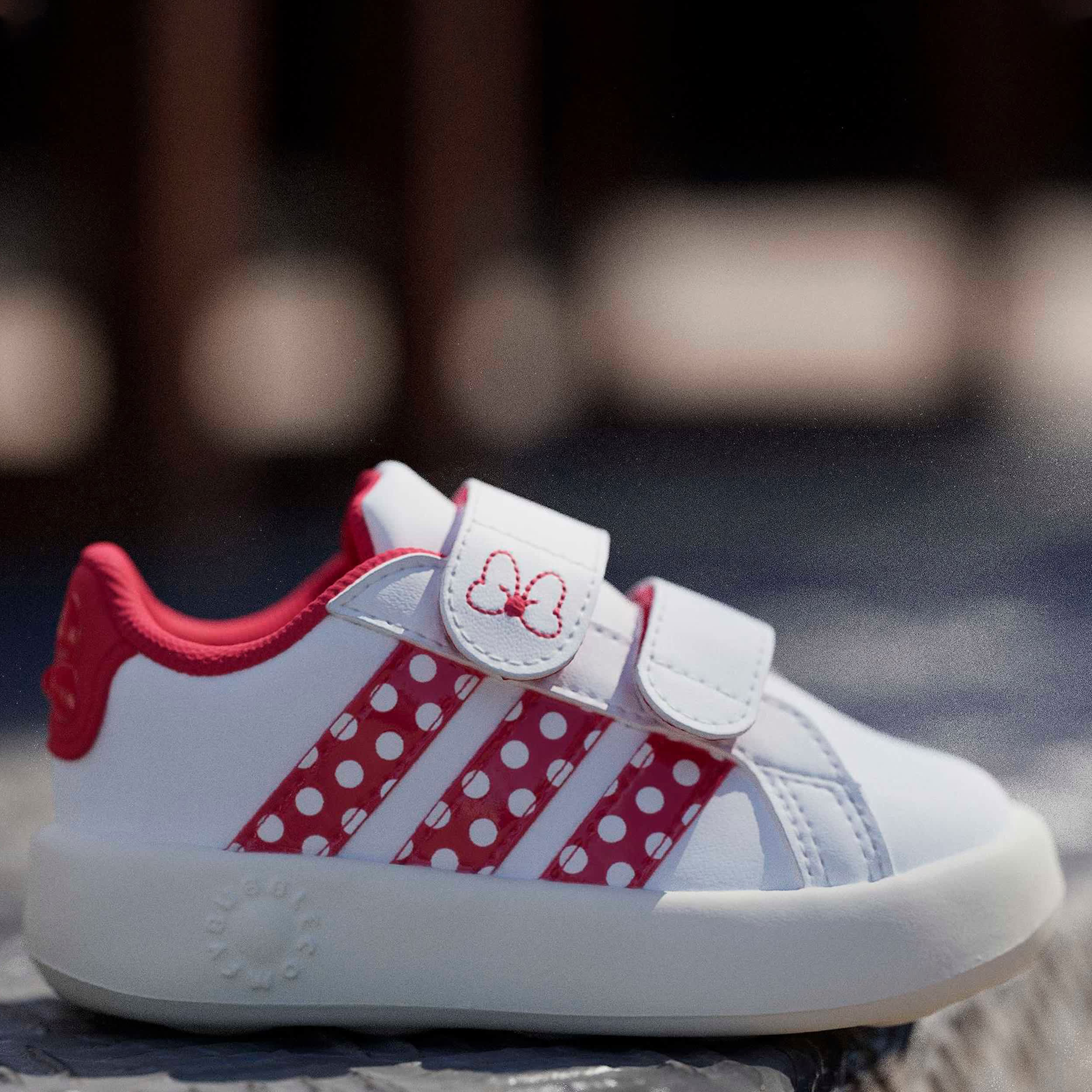 ADIDAS-GIRLS TODDLER GRAND COURT SNEAKER-WHITE & RED
