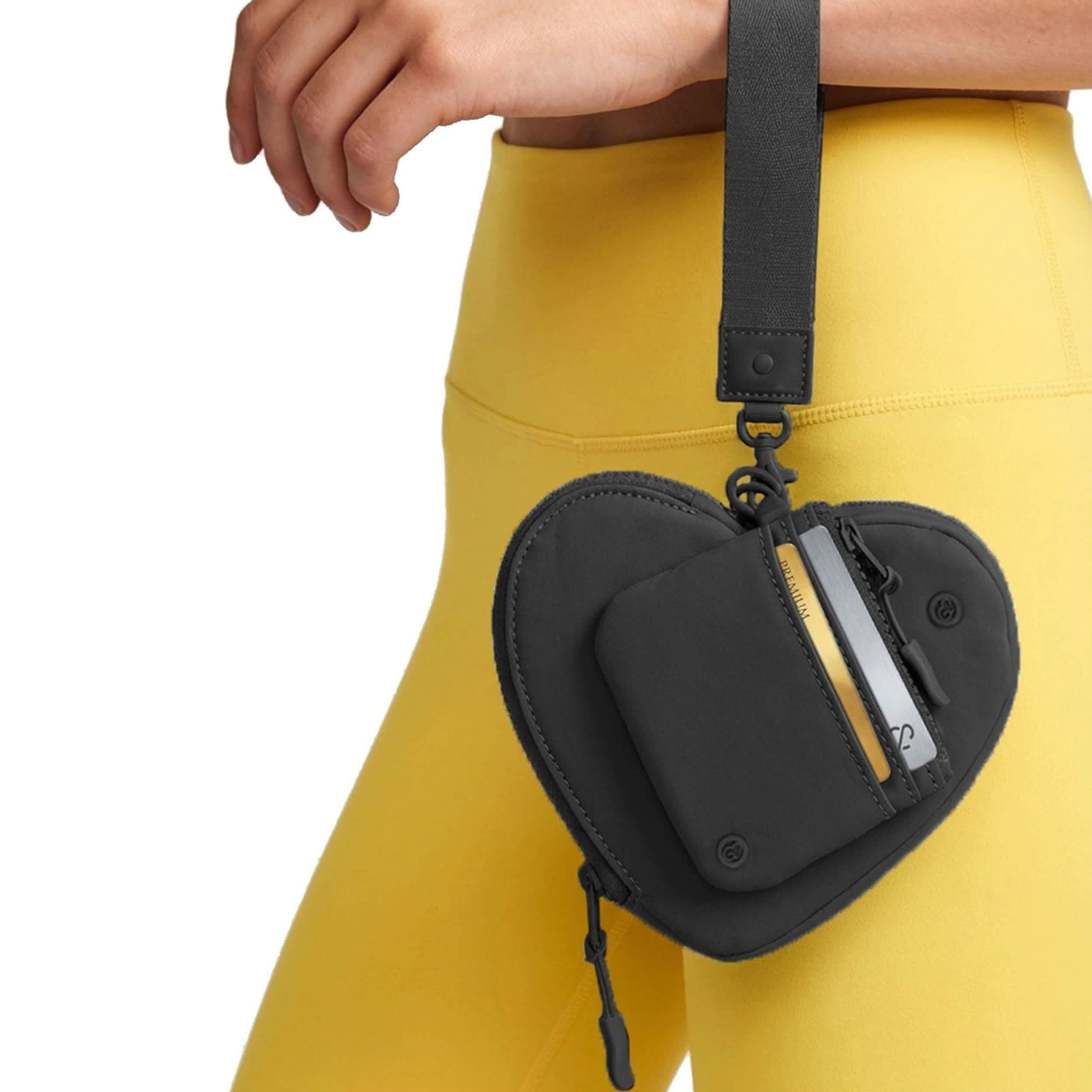JOAN & DAVID-WOMENS HEART WRISTLET POUCH-BLACK & 