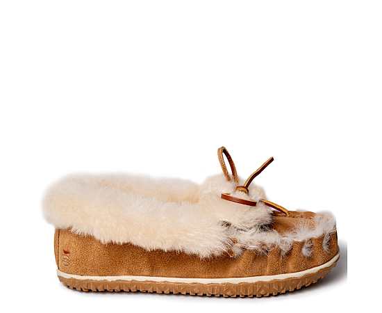 Minnetonka Ultimate Sheepskin Slippers for Ladies - Tan