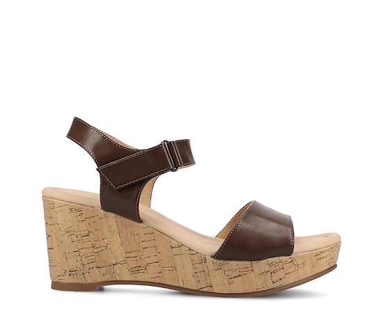 Journee Collection Womens Ranae Wedge Sandals, 8 1/2 Medium, Brown